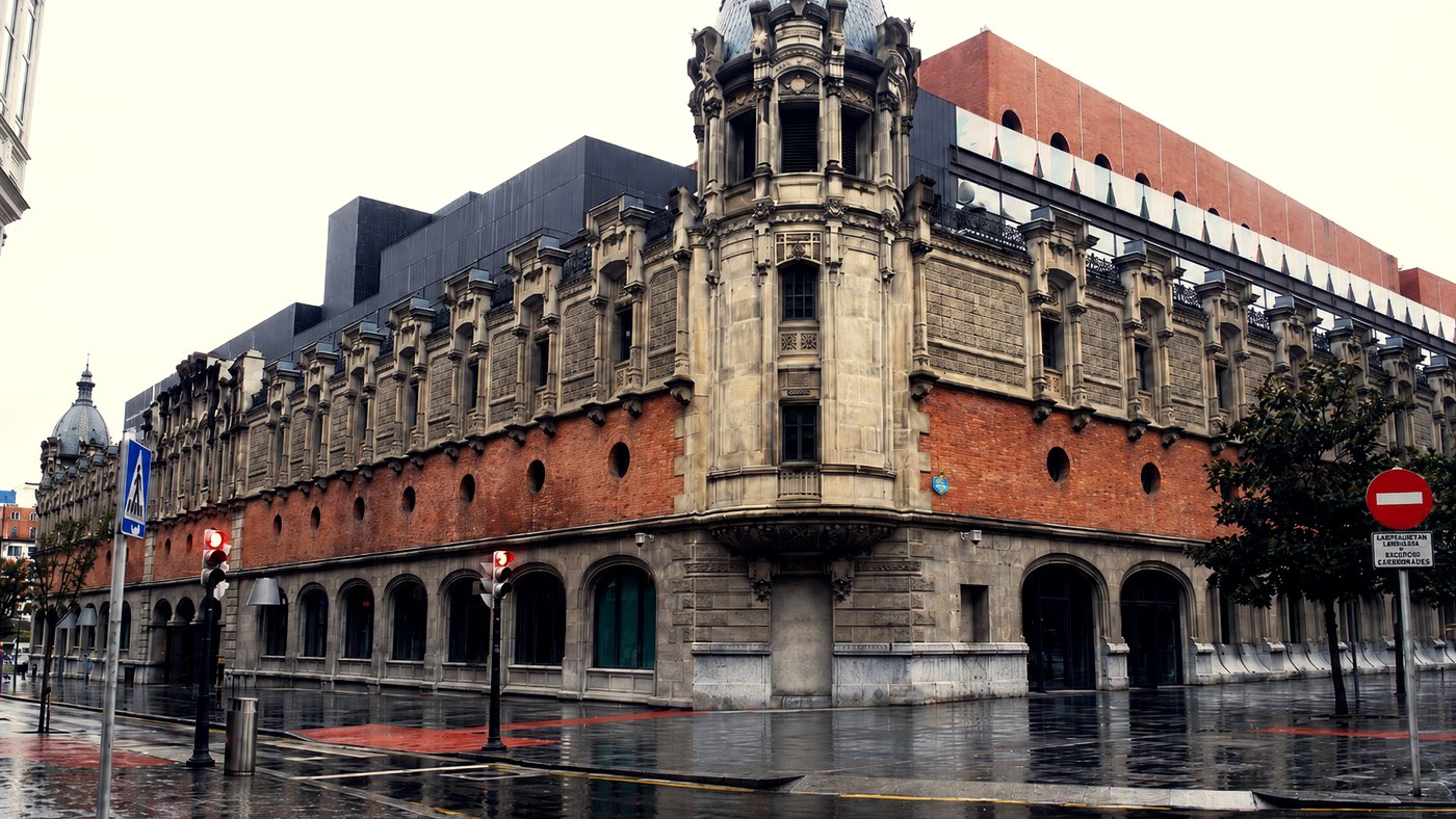 Azkuna Zentroa desde la Plaza Arriquíbar